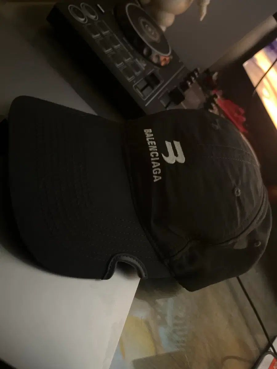 バレンシアガ カットアウト ボールキャップ