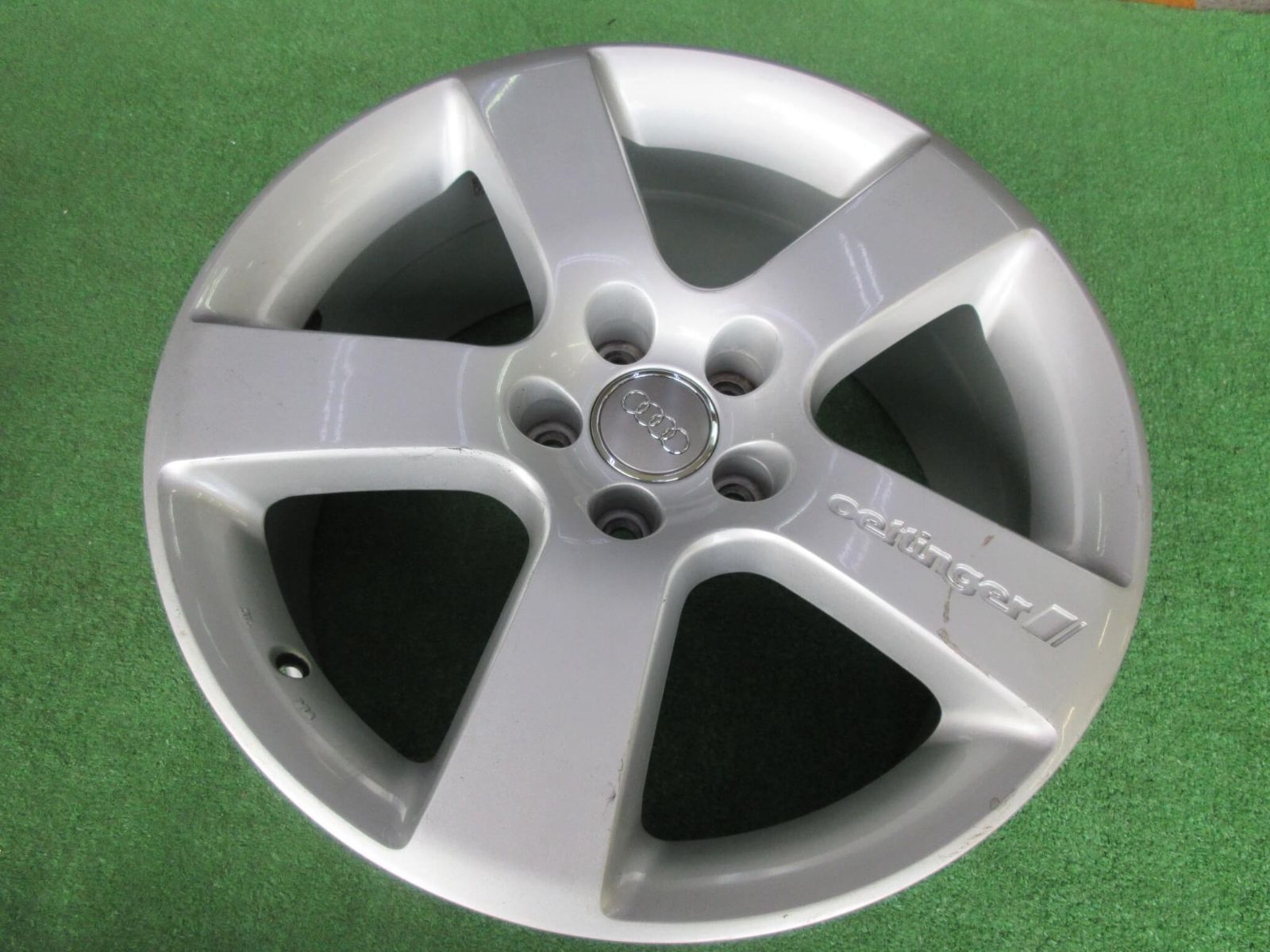 アウディＱ５用 ホイール エッティンガーＲＸ 8 J 18 5 H 112 39 ボルト対応 ハブ設計です