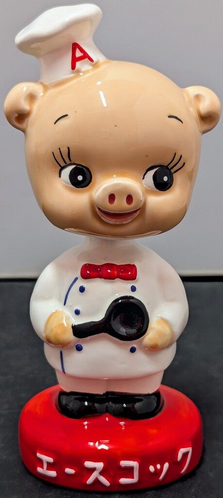 TOYSCLUB 陶器製首振り人形 エースコック こぶたのコック首ふり/赤台座