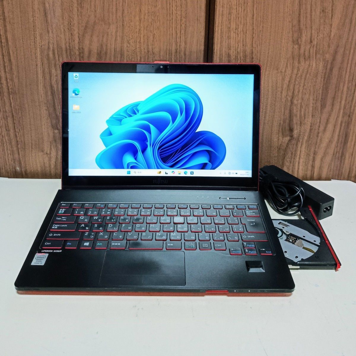 FUJITSU LIFEBOOK Corei5 メモリ12GB SSD512GB Webカメラ タッチパネル