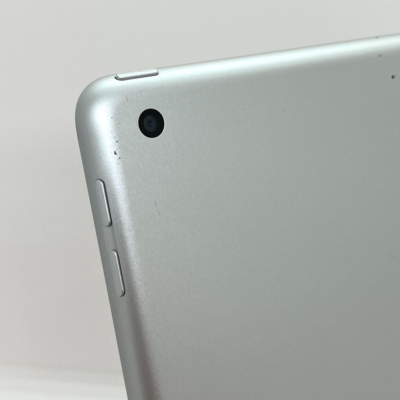 良品】iPad 節約 (第5世代) Wi-Fiモデル 32GB シルバー 9.7インチ