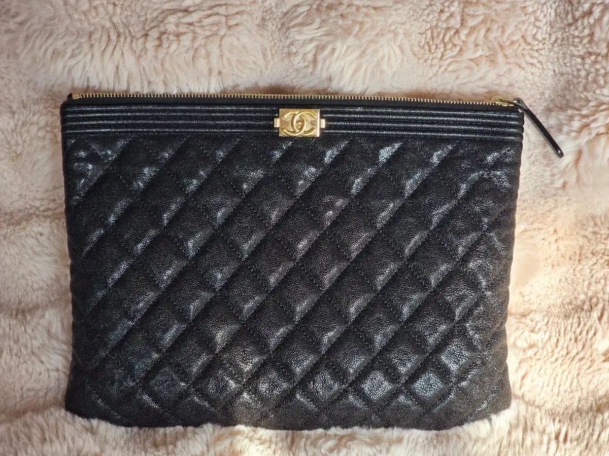 シャネル ブラック キャビア ボーイ ゴールド ニューミディアム クラッチバッグ 28番台