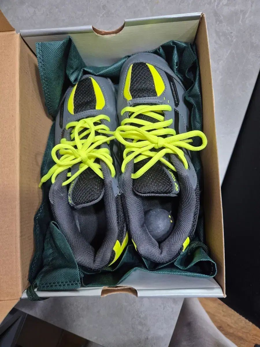 YONEX ヨネックス バドミントンシューズ グレー ネオン