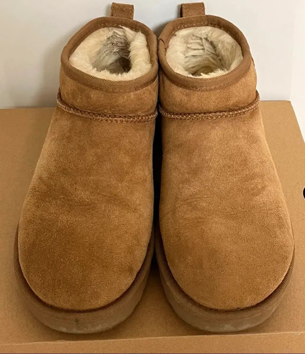 UGG アグ Classic ウルトラ ミニ ブーツ