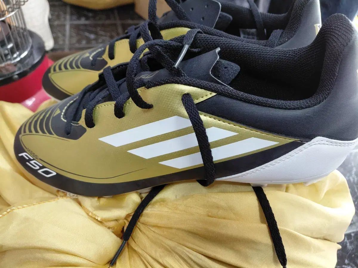 アディダス F 50 サッカーシューズ 金色 黒色 280
