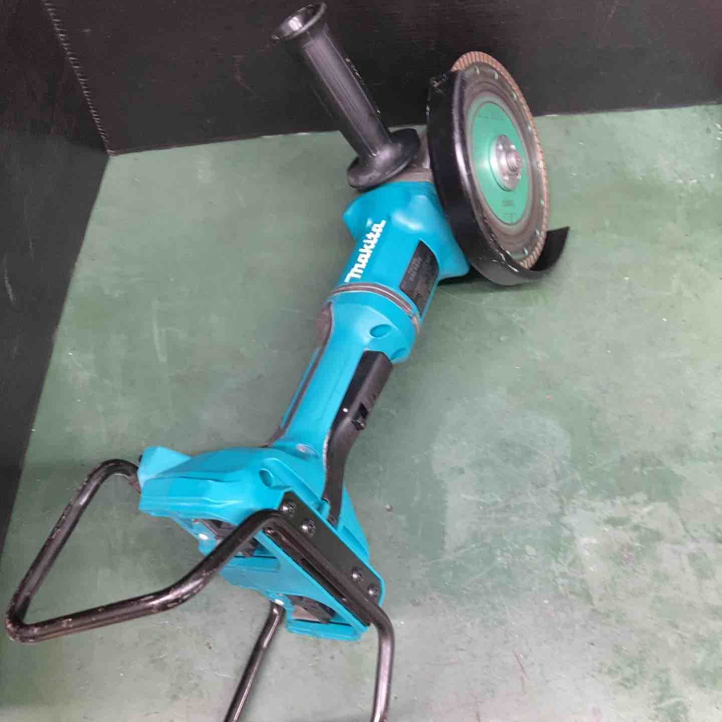 マキタ makita 180 mmコードレスディスクグラインダ GA 701 DZ