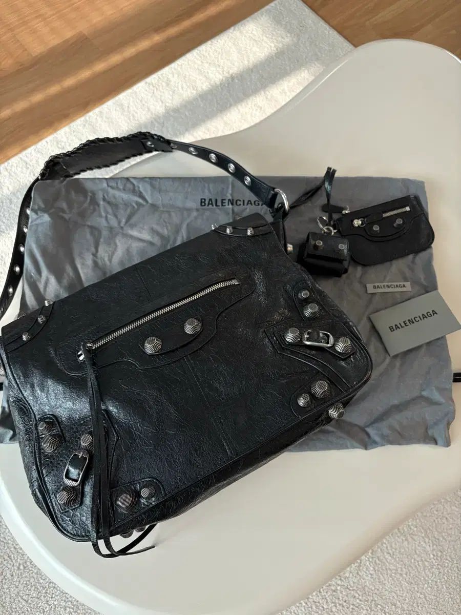 バレンシアガ メッセンジャーバッグ ミディアム ブラック