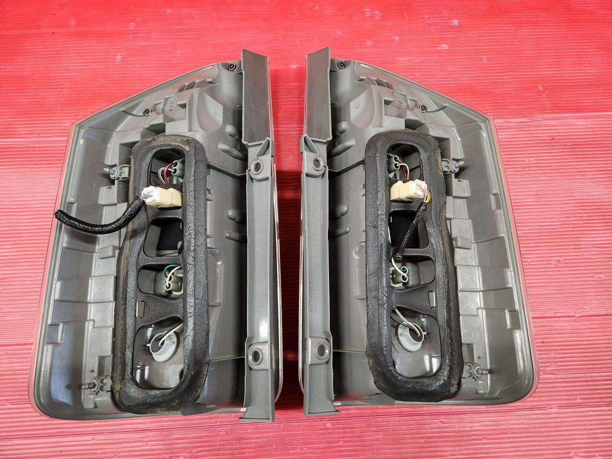 トヨタ 70 ヴォクシー 標準 後期 純正 左右 テールランプ ZRR70G