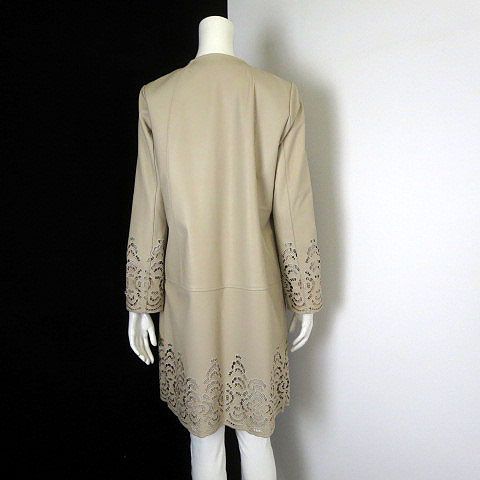 美品　ラムレザー フラワーカットワーク　ノーカラーコート ベージュ　羊革　花柄 コート ラムレザー 羊革 ロングコート ノーカラー カットワーク 花柄