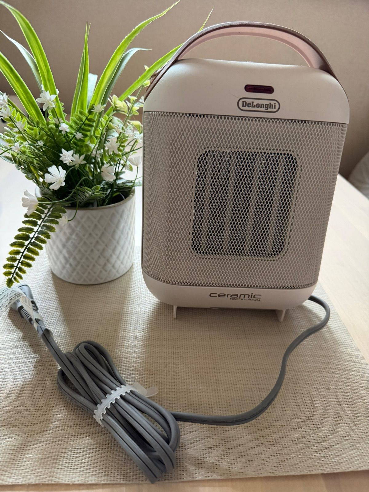 デロンギ IW アイボリーホワイト Capsula カプスーラ セラミックファンヒーター 1150 W