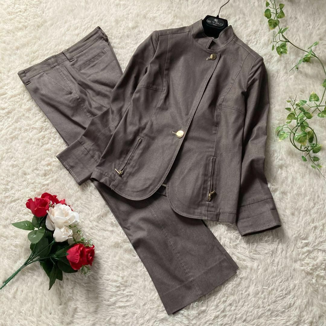 アクアスキュータム シルク混 スタンドカラーパンツスーツ ブラウン