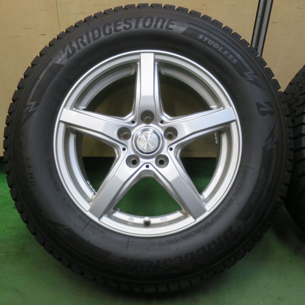 バリ溝 24年 キレイ ほぼ10分 スタッドレス 215 70 R 16 ブリヂストン ブリザック DM V 3 ヴィオレント 16インチ PCD 114 5 H 5112407イス