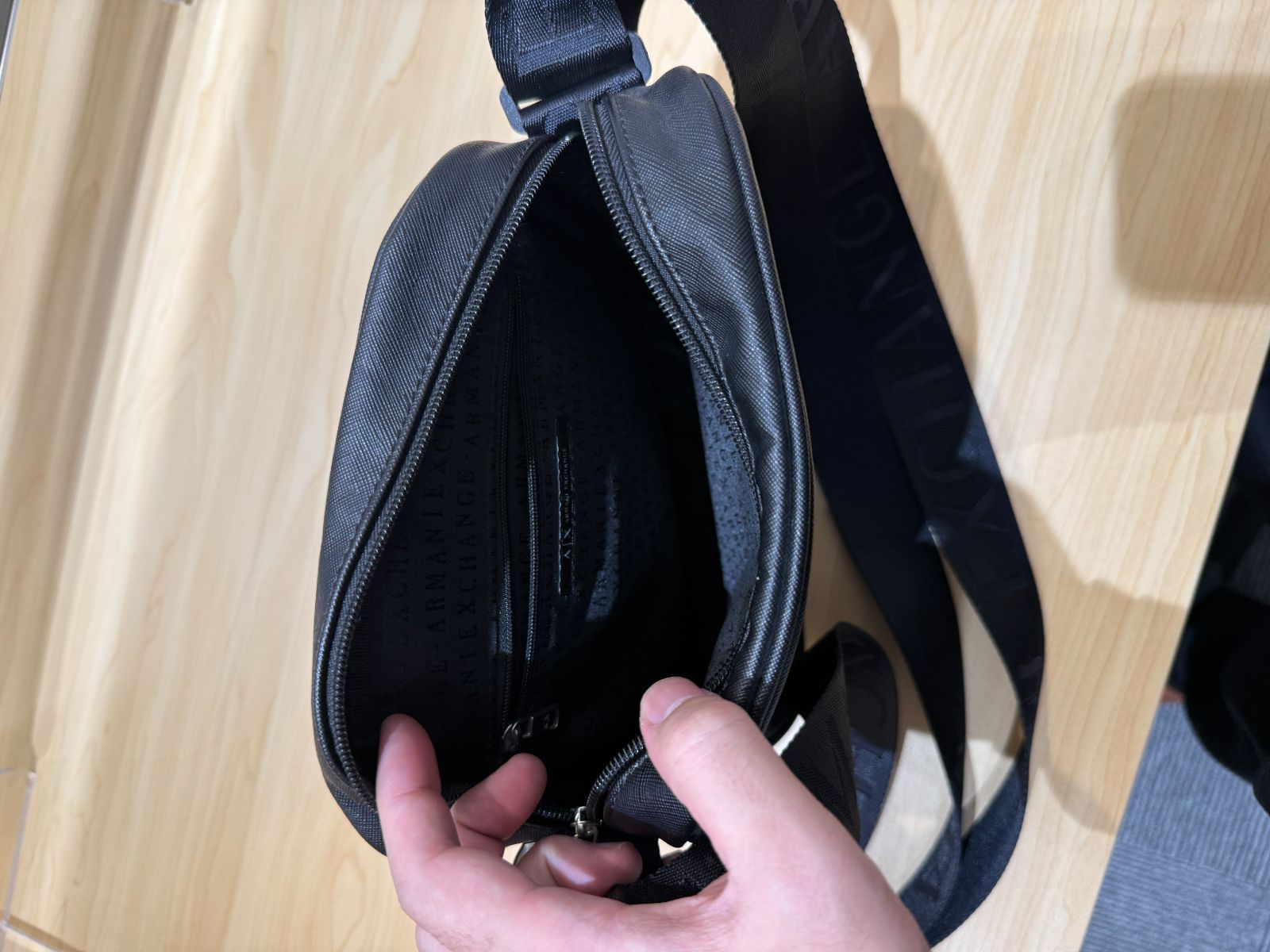 ジョルジオアルマーニ　黒　ロゴプレート　ボディバッグ　イタリア　ファスナー ジョルジオアルマーニ 黒 ロゴプレート ボディバッグ イタリア