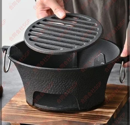 囲炉裏を囲んで茶室内のオーブンを煮る旧式暖房炭ストーブ鋳鉄炭ストーブ