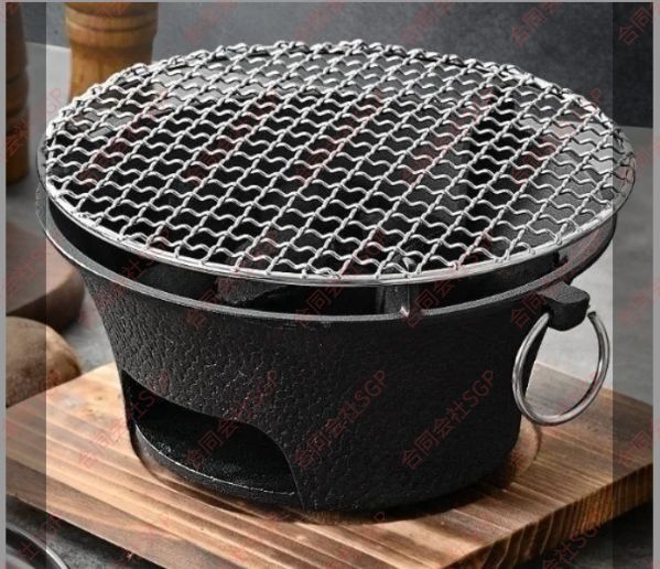 囲炉裏を囲んで茶室内のオーブンを煮る旧式暖房炭ストーブ鋳鉄炭ストーブ