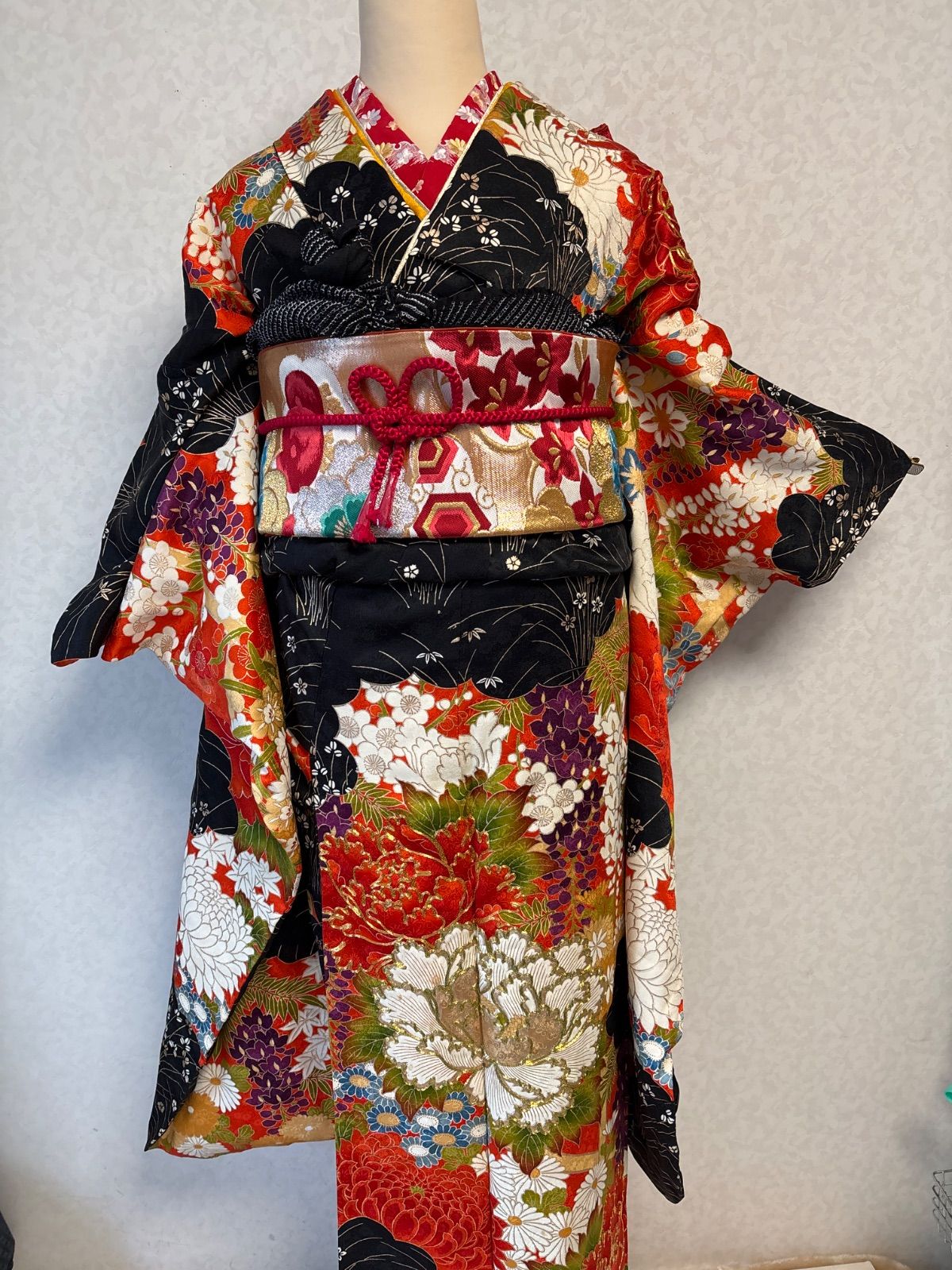 アンティーク振袖 小売 黒/オレンジ系 裄66 振袖と帯セット（黒と朱の