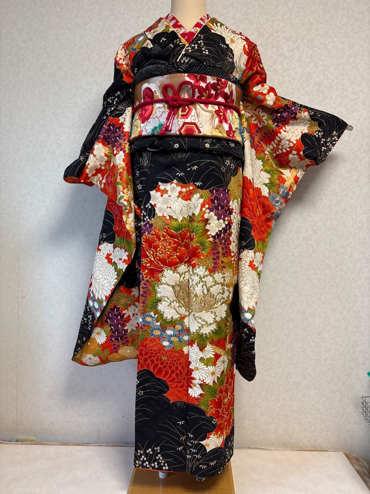 アンティーク振袖 小売 黒/オレンジ系 裄66 振袖と帯セット（黒と朱の