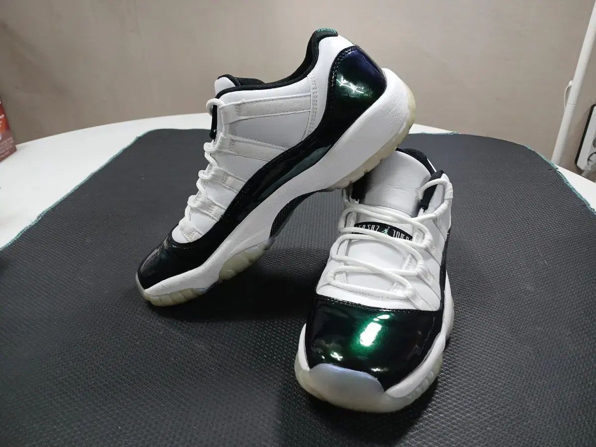 ジョーダン 11 ロー Iridescent GS 240 6 Y ぴったり