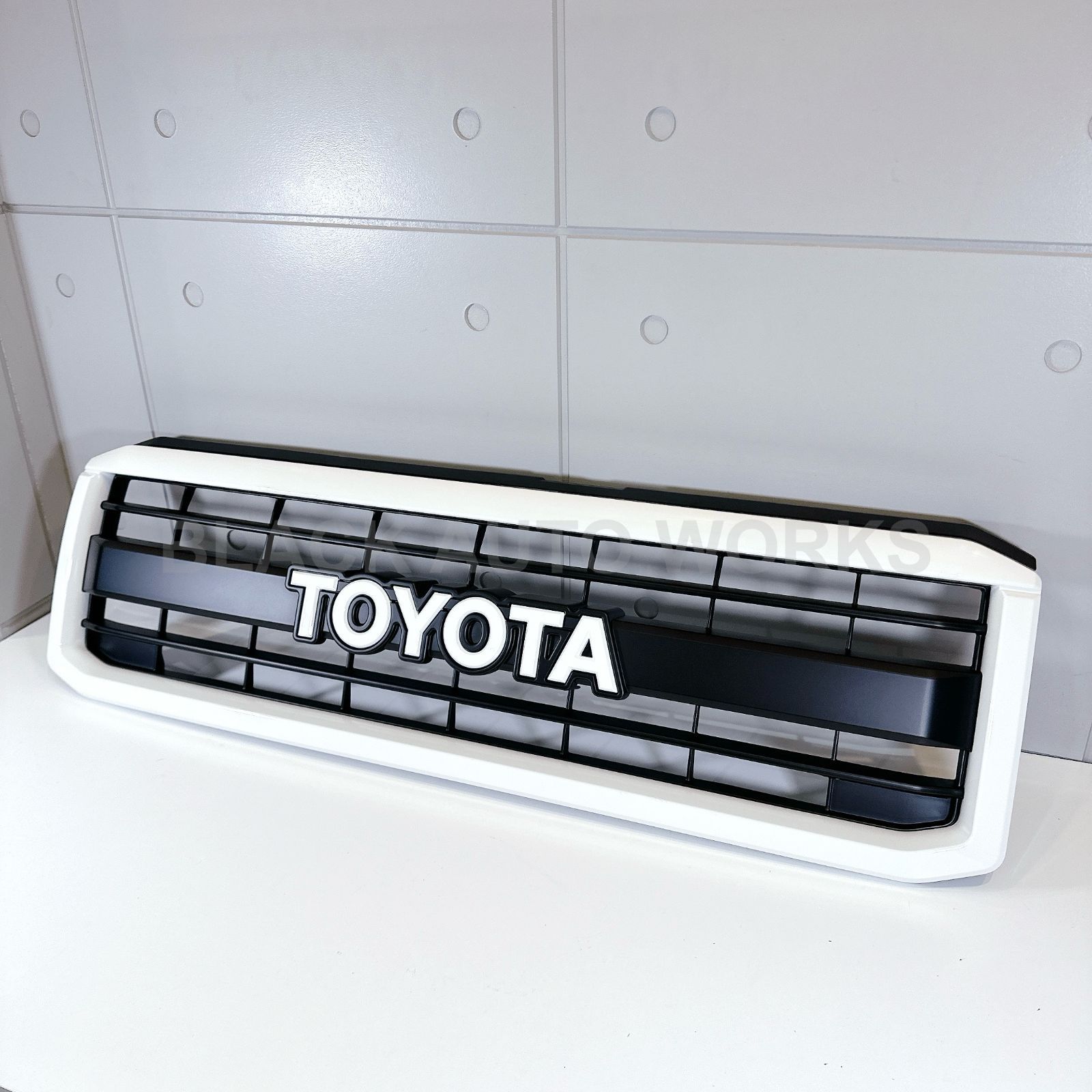 トヨタ純正品】ランクル 70 グリル 70周年 ホワイト GRJ 058 白