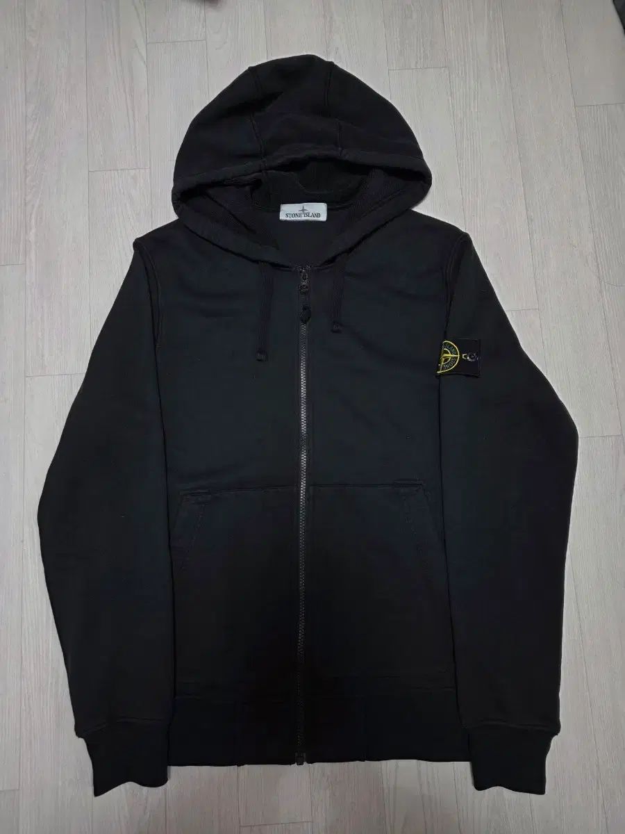 24年式 ストーンアイランド ブラック フードジップアップ