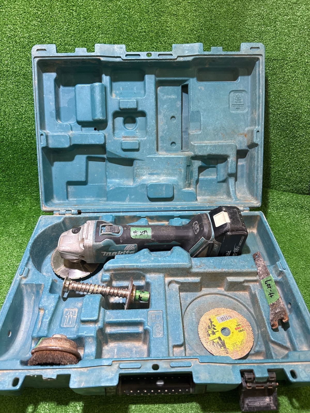 ｻ-207 マキタ 100 mm充電式ディスクグラインダ バッテリ 充電回数66回 過放電10％ ケース有 カバー無 ケース留め具破損