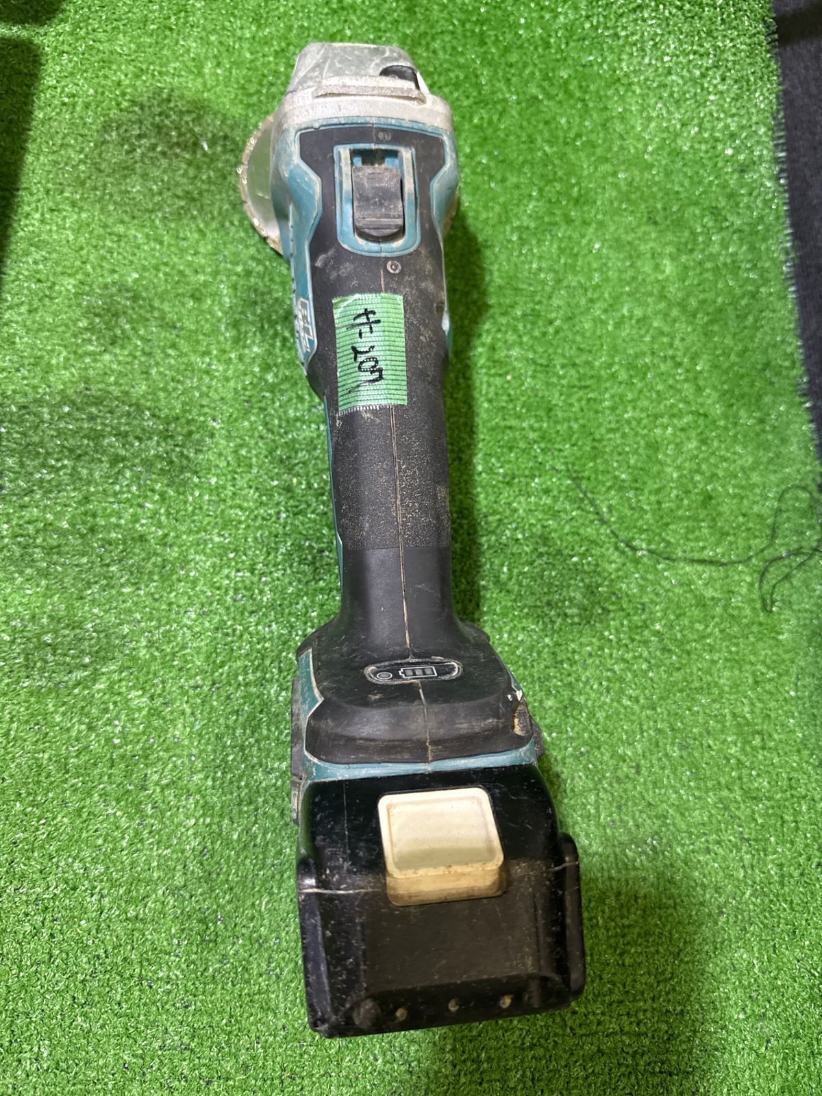 ｻ-207 マキタ 100 mm充電式ディスクグラインダ バッテリ 充電回数66回 過放電10％ ケース有 カバー無 ケース留め具破損