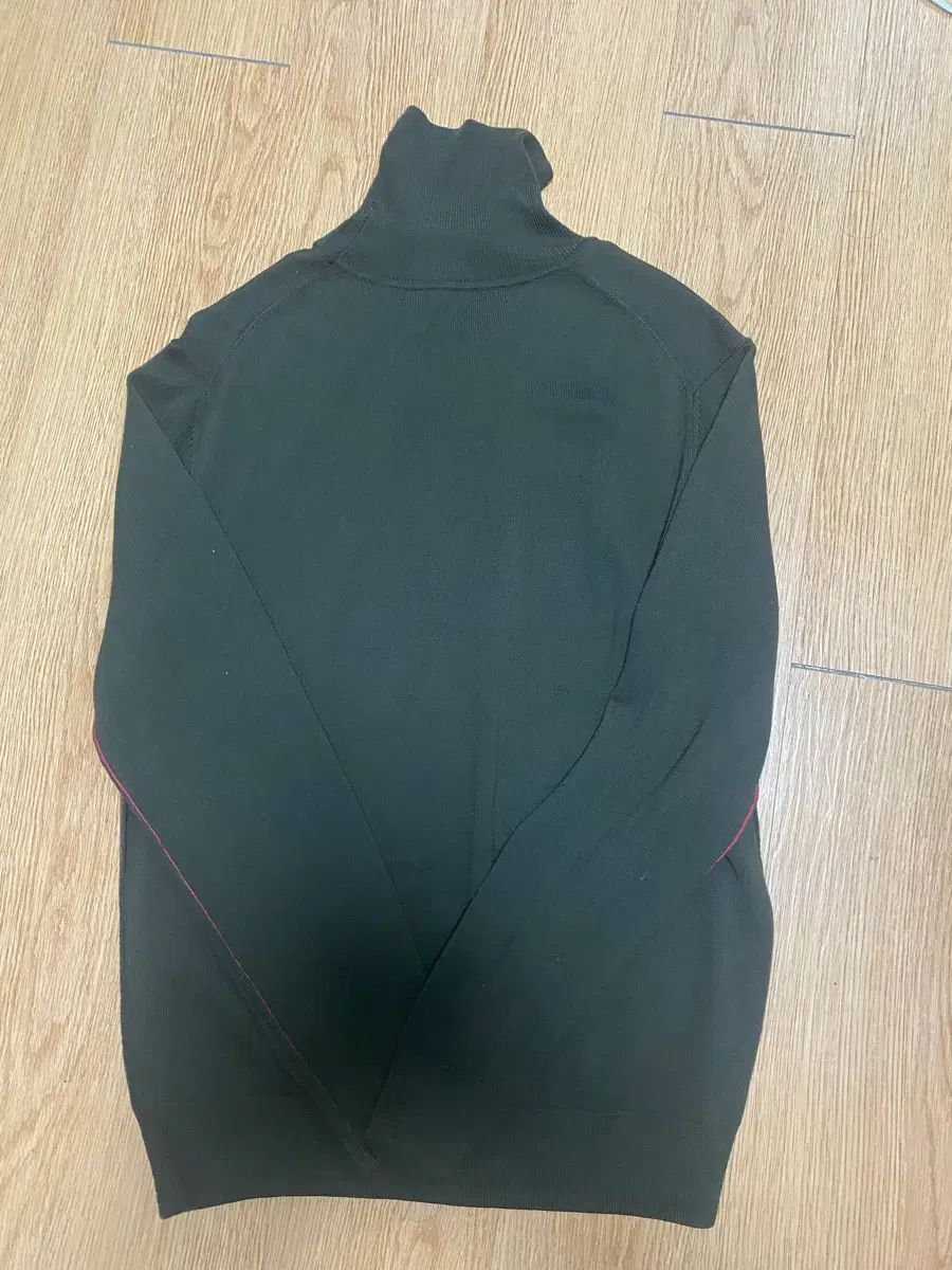 DKNY ウール100 カーキ タートルネック