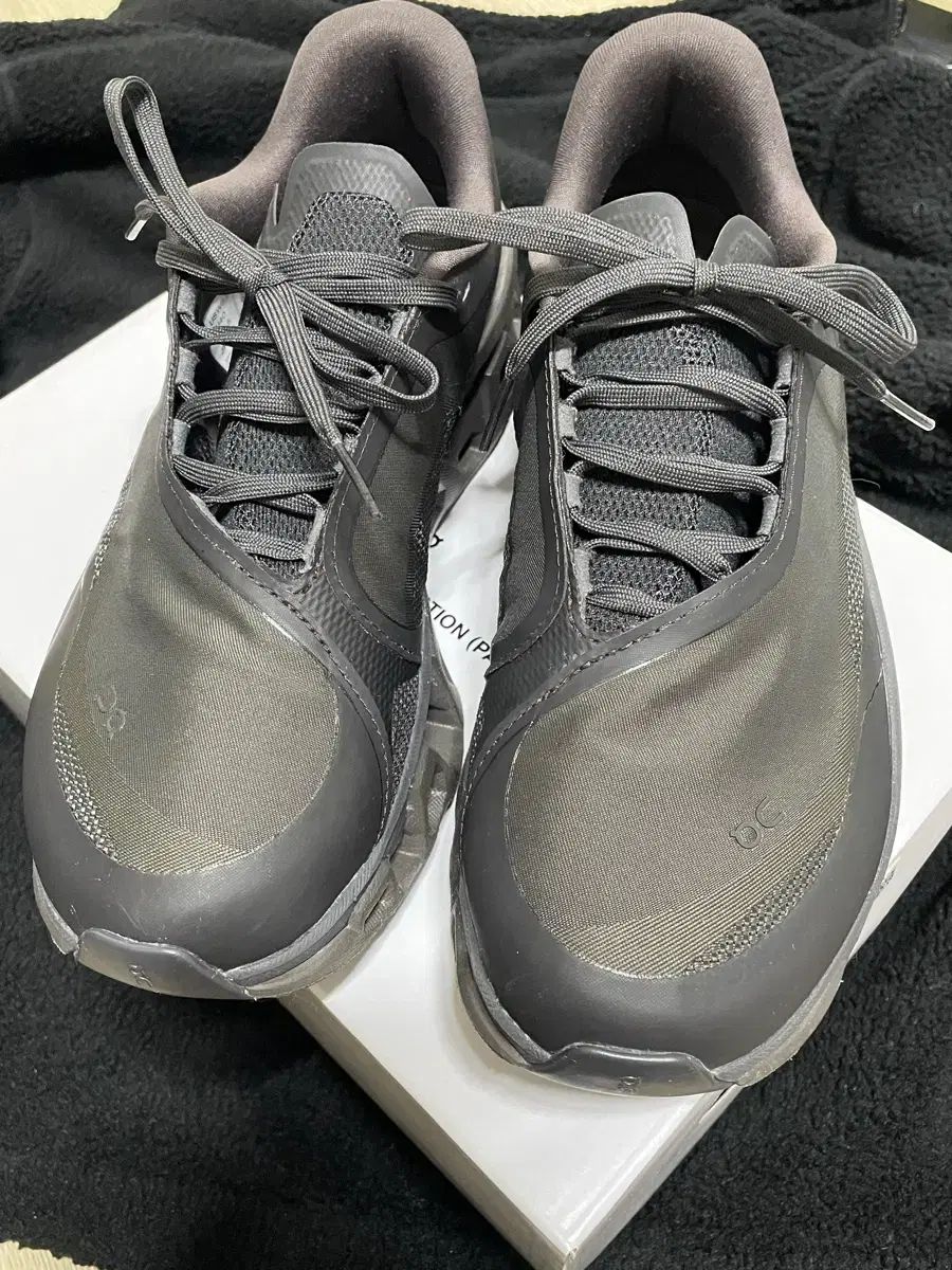 W 255 オン ランニング x パフ クラウドMONSTER 2 ソーン ブラウン