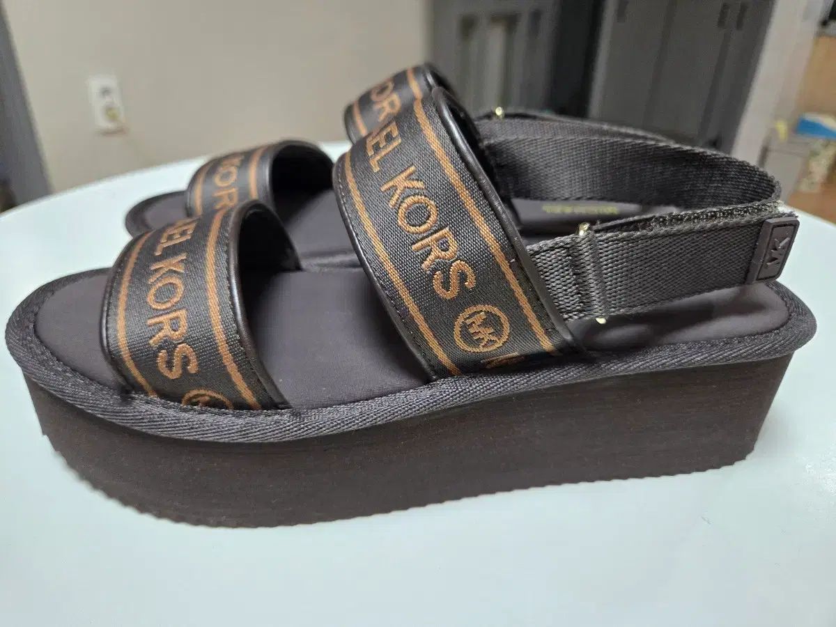 MICHAEL KORS マイケルコース ブラウン ロゴ ストラップ サンダル