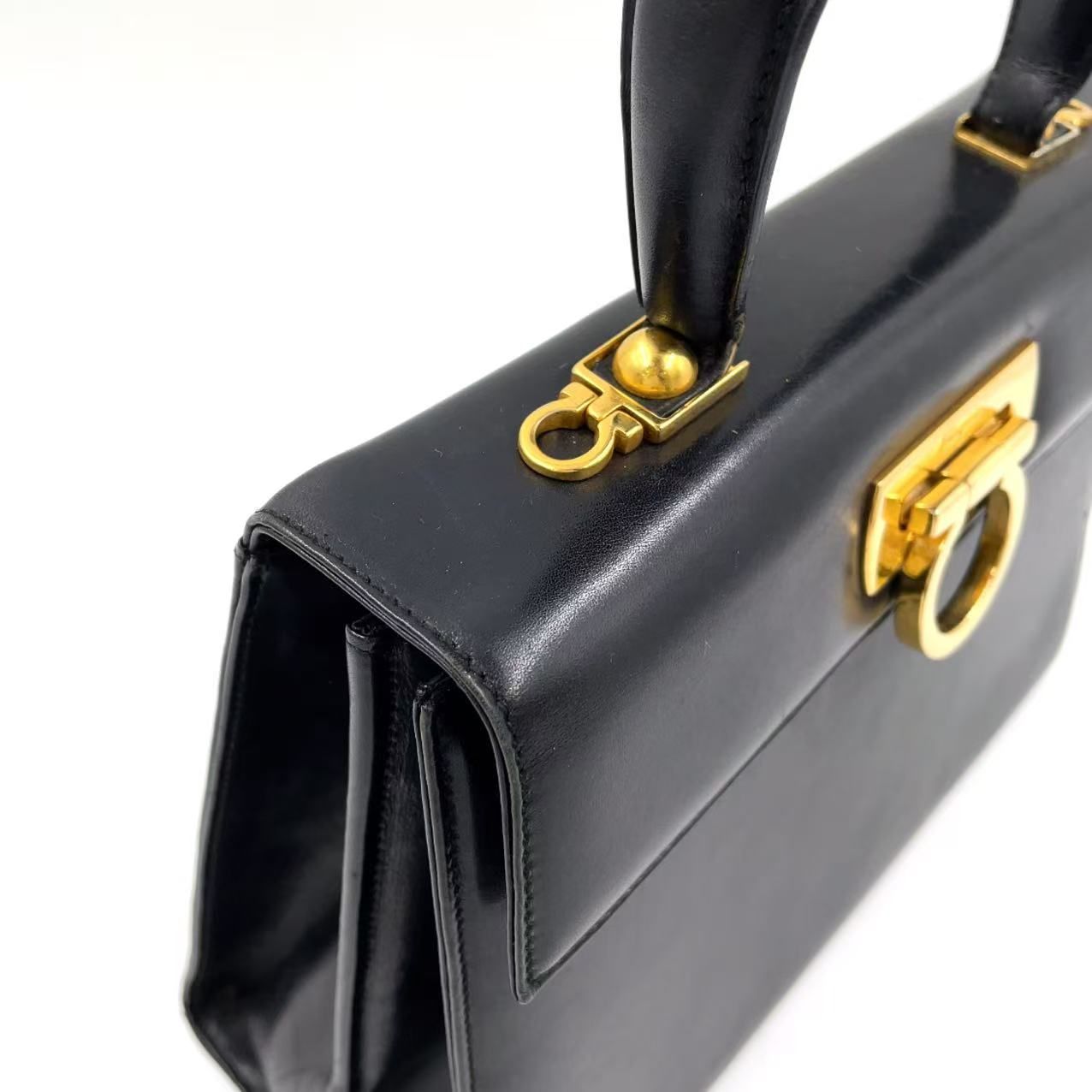 Salvatore Ferragamo レザー ブラック ハンドバッグ ゴールド - メルカリ