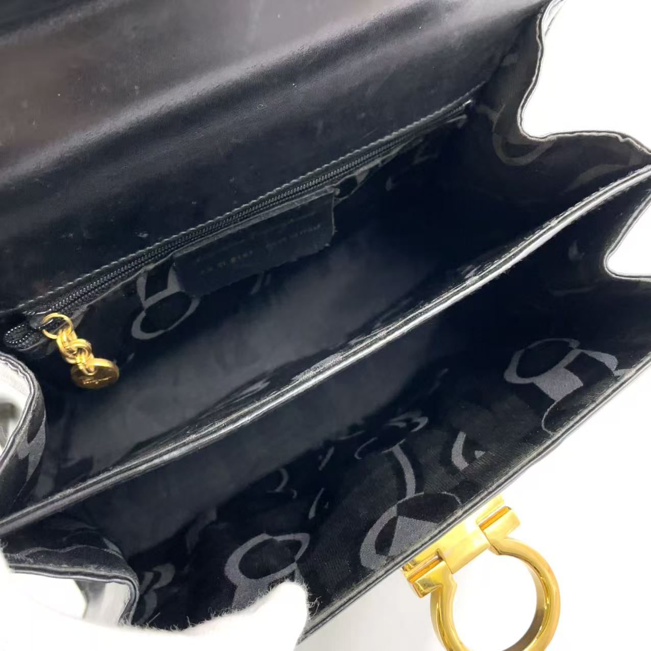 Salvatore Ferragamo レザー ブラック ハンドバッグ ゴールド - メルカリ