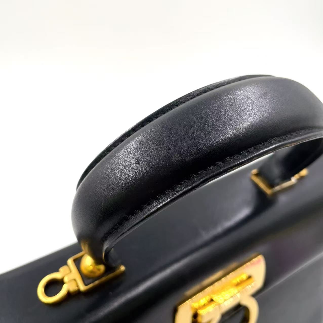 Salvatore Ferragamo レザー ブラック ハンドバッグ ゴールド - メルカリ