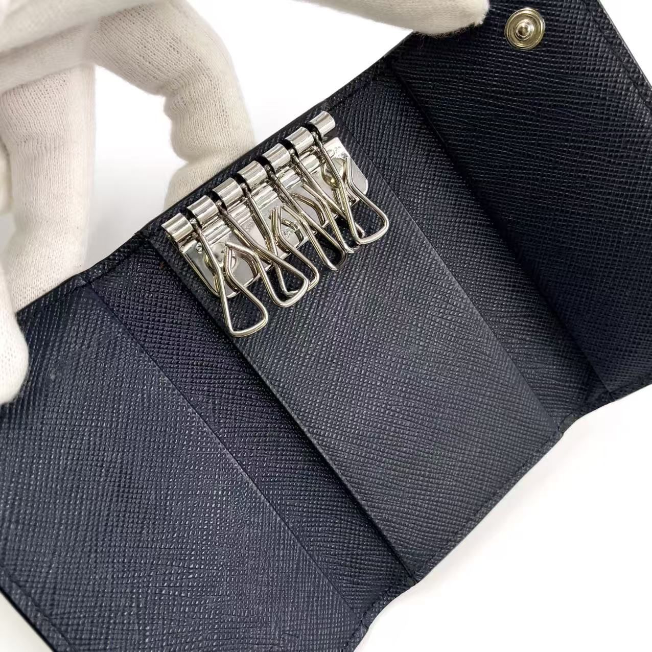 PRADA エンボスロゴ サフィアーノ レザー ブラック キーケース