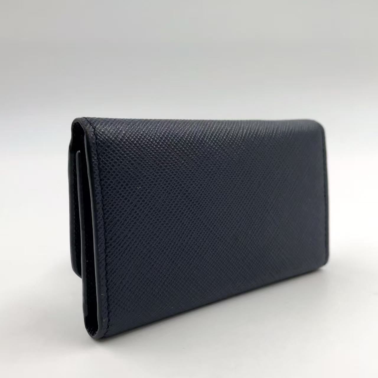 美品✨ PRADA ケース サフィアーノ レザー ブラック エンボスロゴ PRADA エンボスロゴ サフィアーノ レザー ブラック キーケース