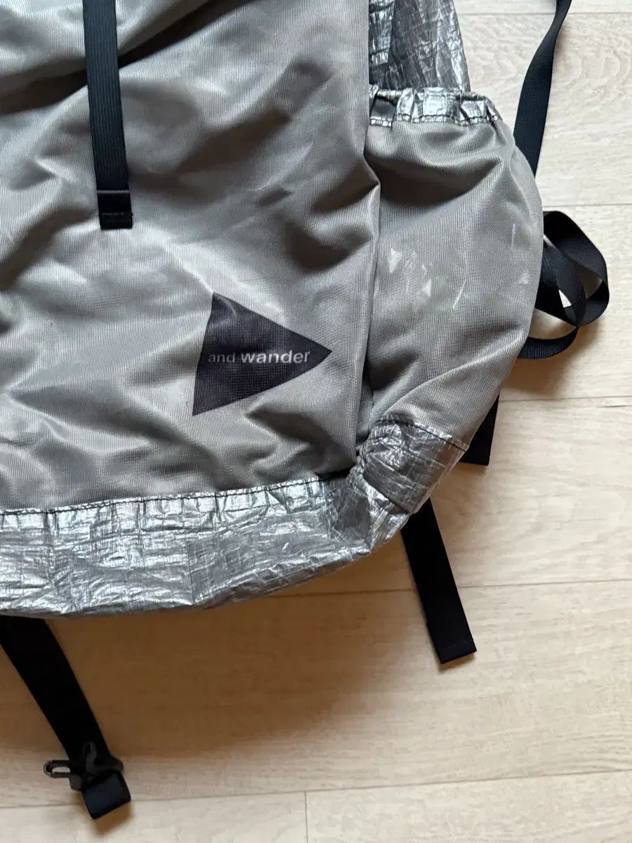 アンドワンダー and wander ダイニーマ UL バックパック チャコール 25 L