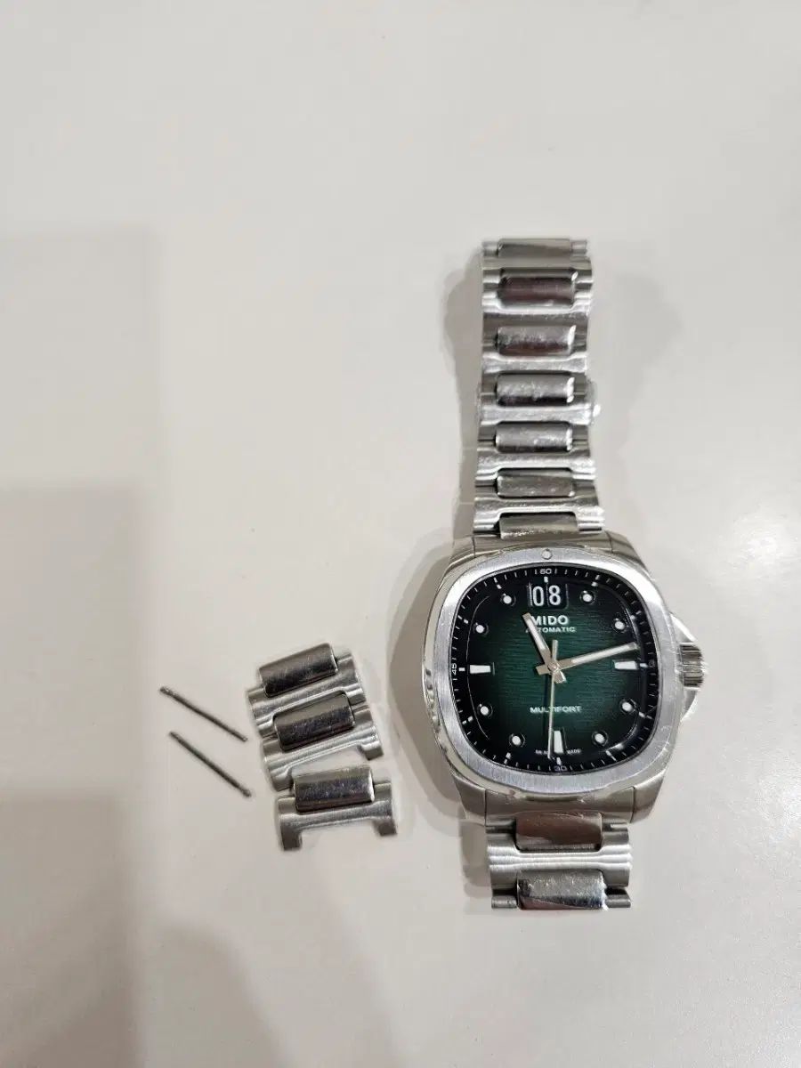ミドー マルチポート TV ビッグデイト オートマチック時計 緑版
