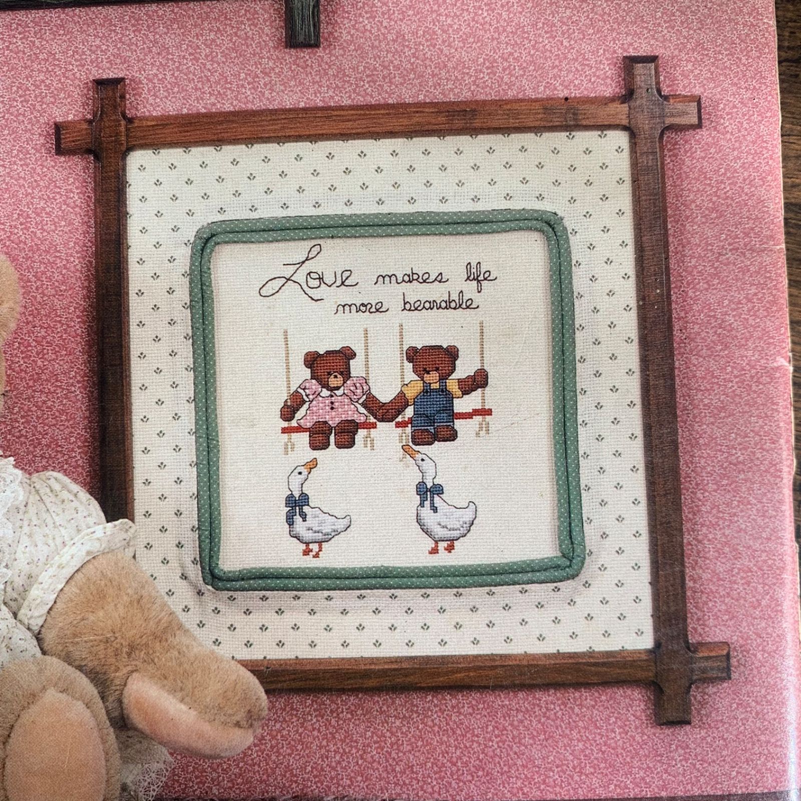 海外 ヴィンテージ 刺繍図案 Love Bears All Things（Dale Burdett