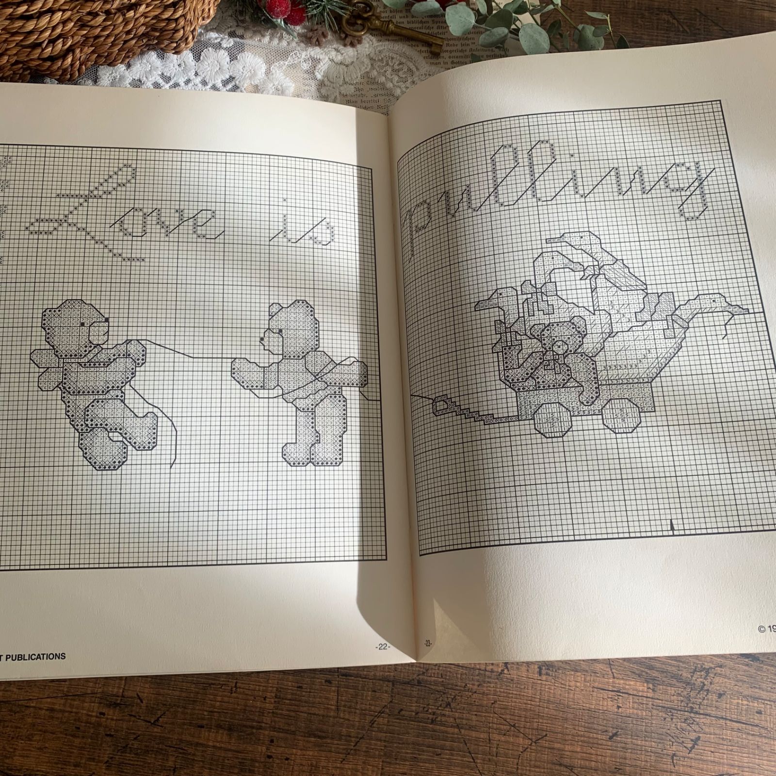 海外 ヴィンテージ 刺繍図案 Love Bears All Things（Dale Burdett