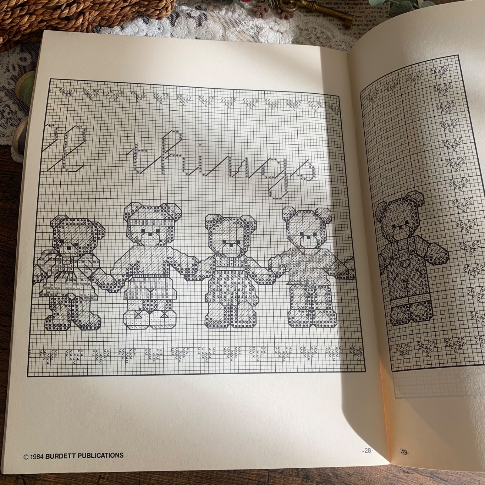海外 ヴィンテージ 刺繍図案 Love Bears All Things（Dale Burdett