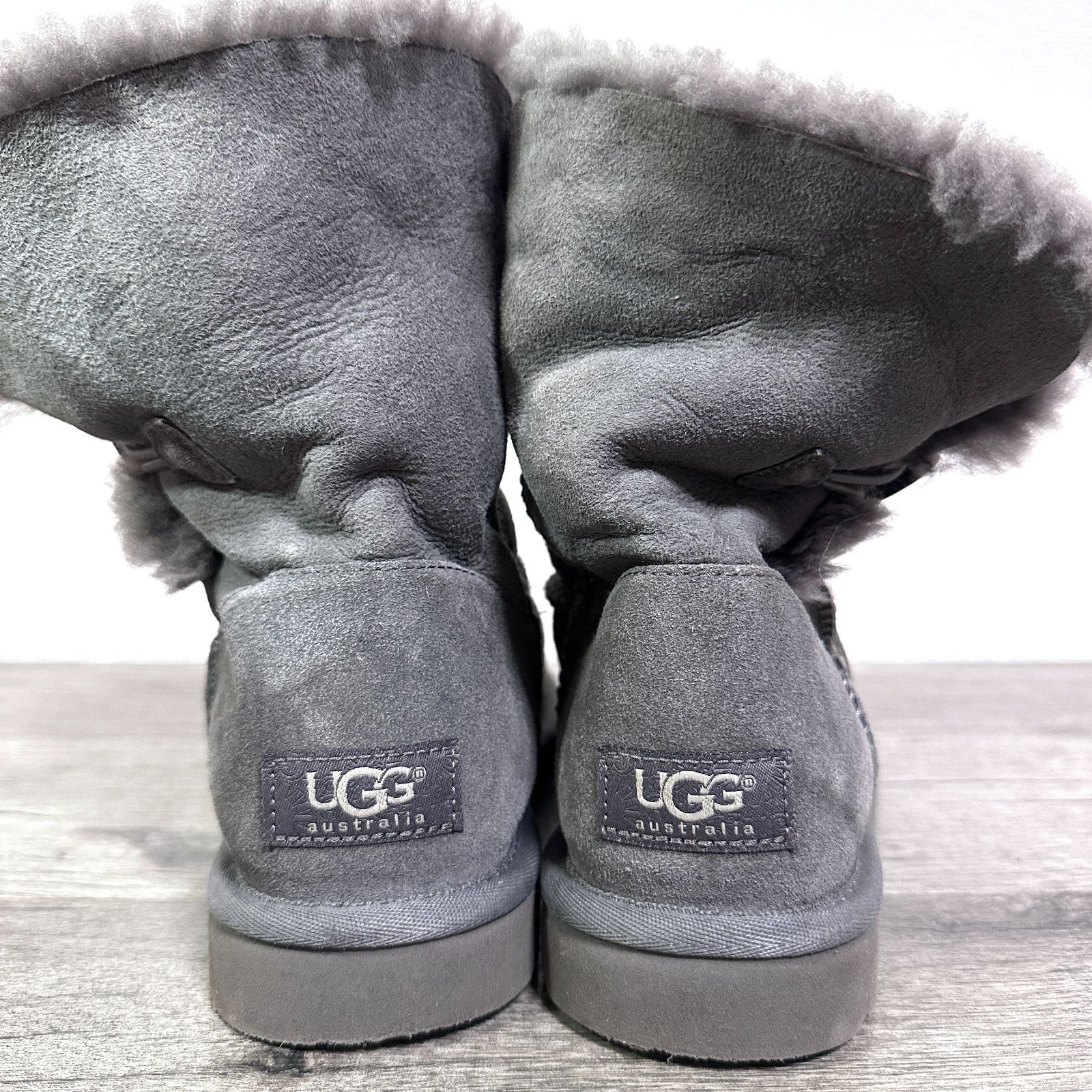 美品 UGG Australia ベイリーボタン ムートンブーツ グレー 24 中古