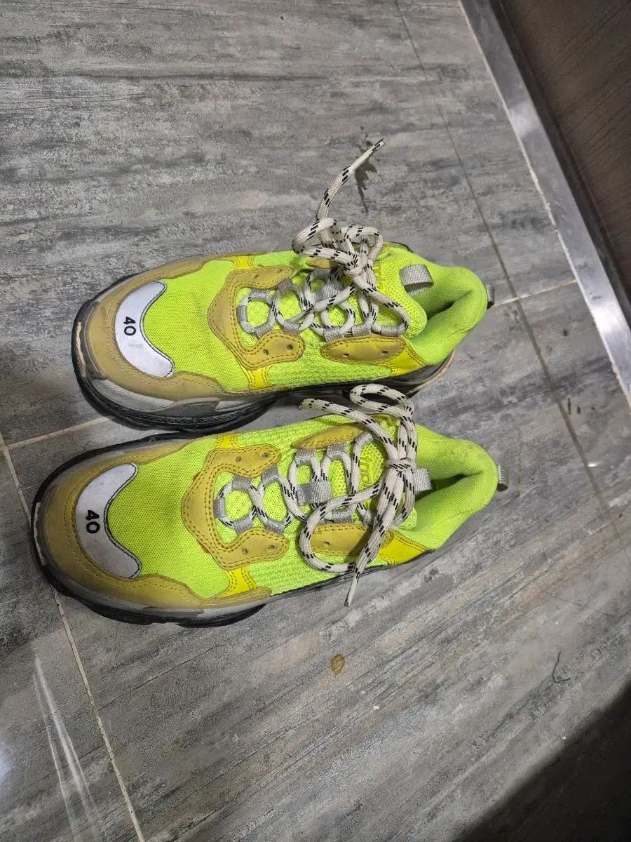 バレンシアガ トリプルS 蛍光