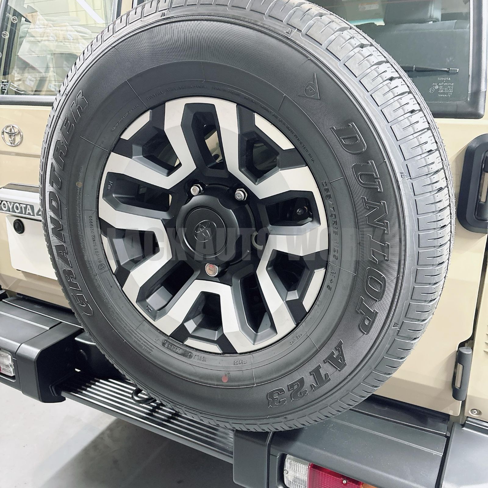 海外トヨタ純正品】ランクル 70 スペア キャリア センターキャップ付き