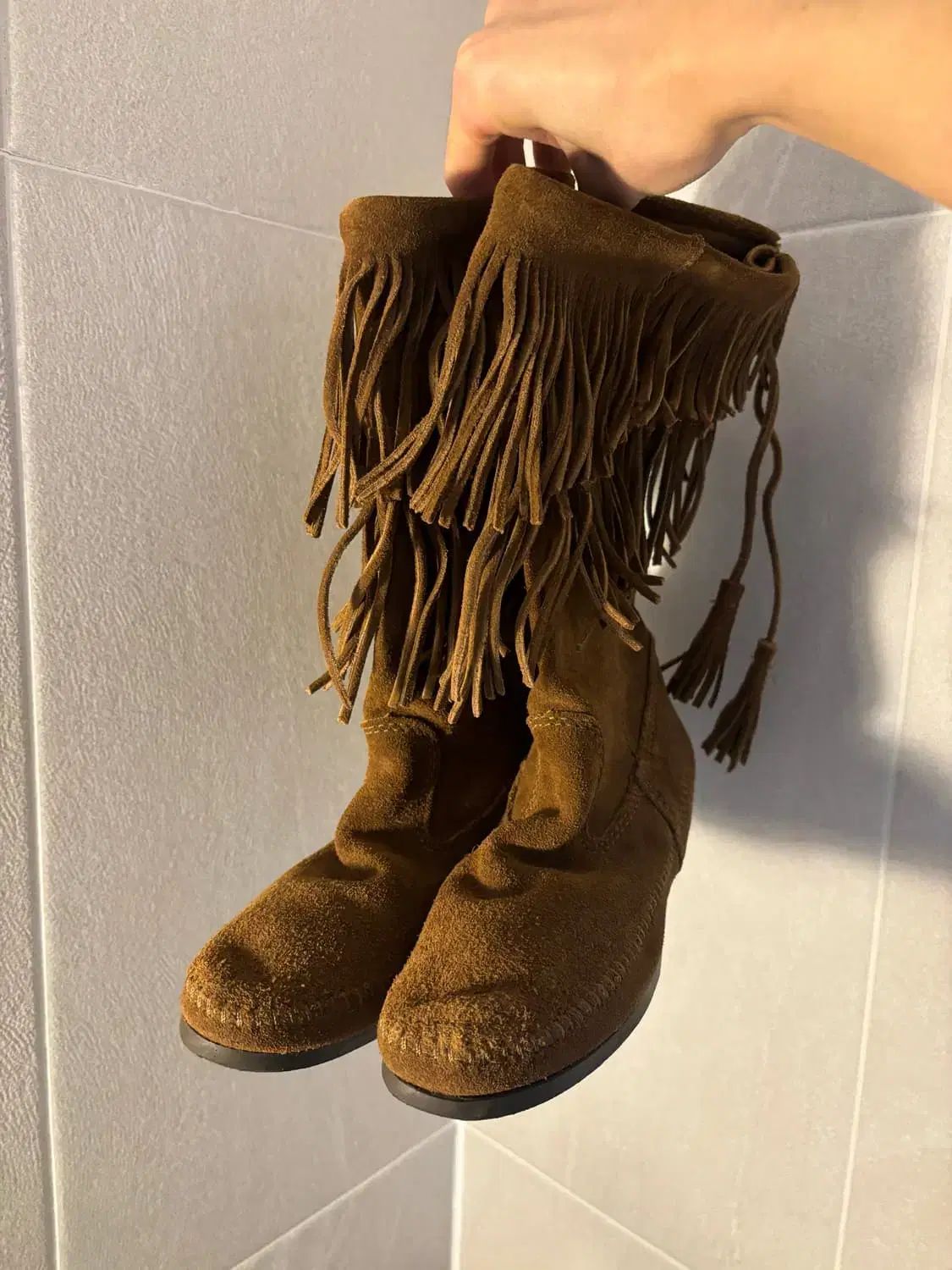 ミネトンカ フリンジ スウェード ブーツ