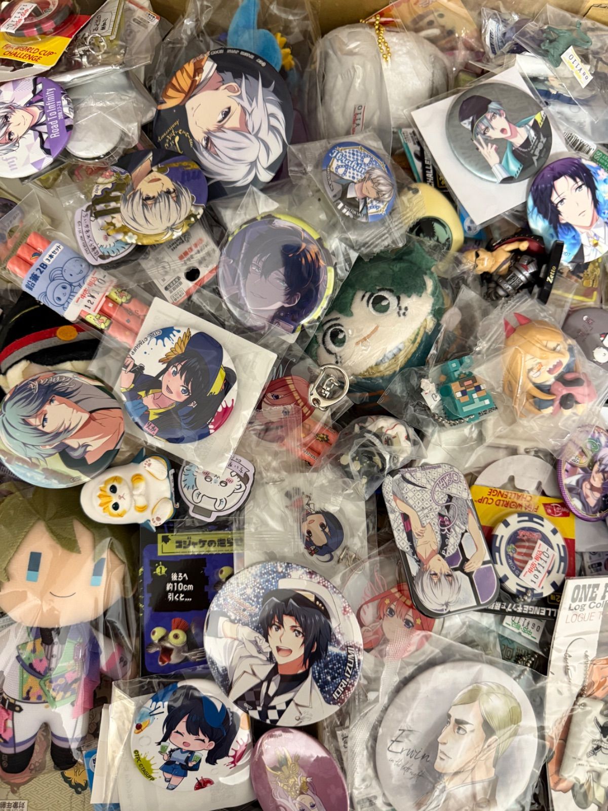 大特価！ アニメグッズ等 缶バッジ キーホルダー クリアファイル