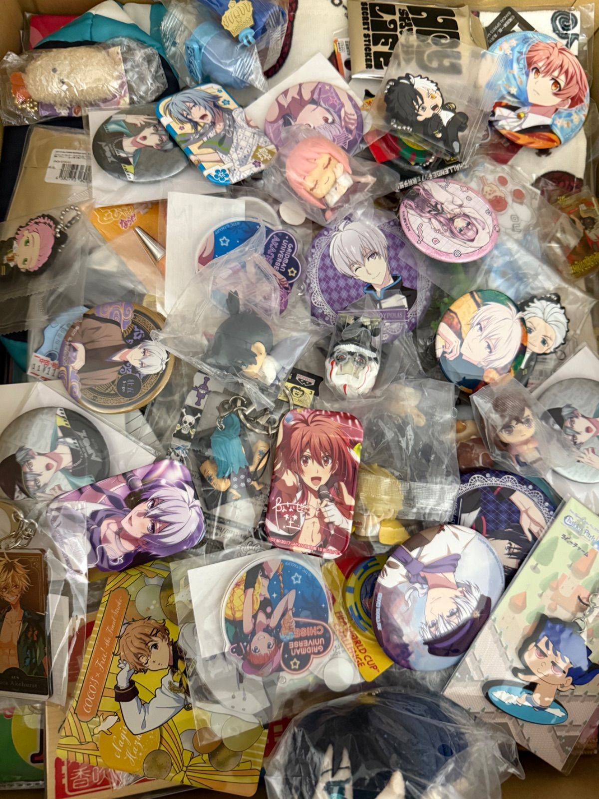 コミック アニメグッズ 600点以上 クリアファイル 缶バッジ アクキー 大量 大特価！ アニメグッズ等 缶バッジ キーホルダー クリアファイル