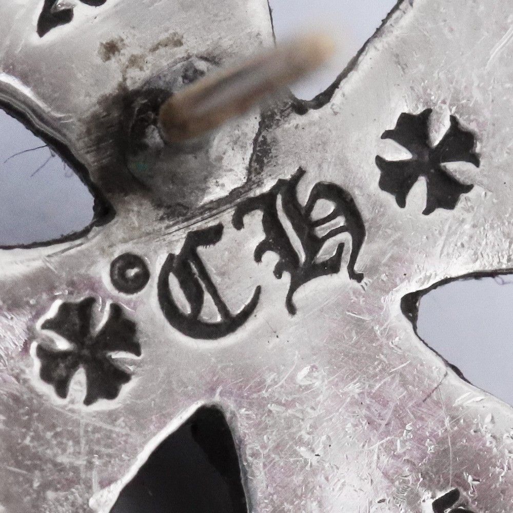 CHROME HEARTS ラージ CHプラス スタッドピアス シルバー - メルカリ