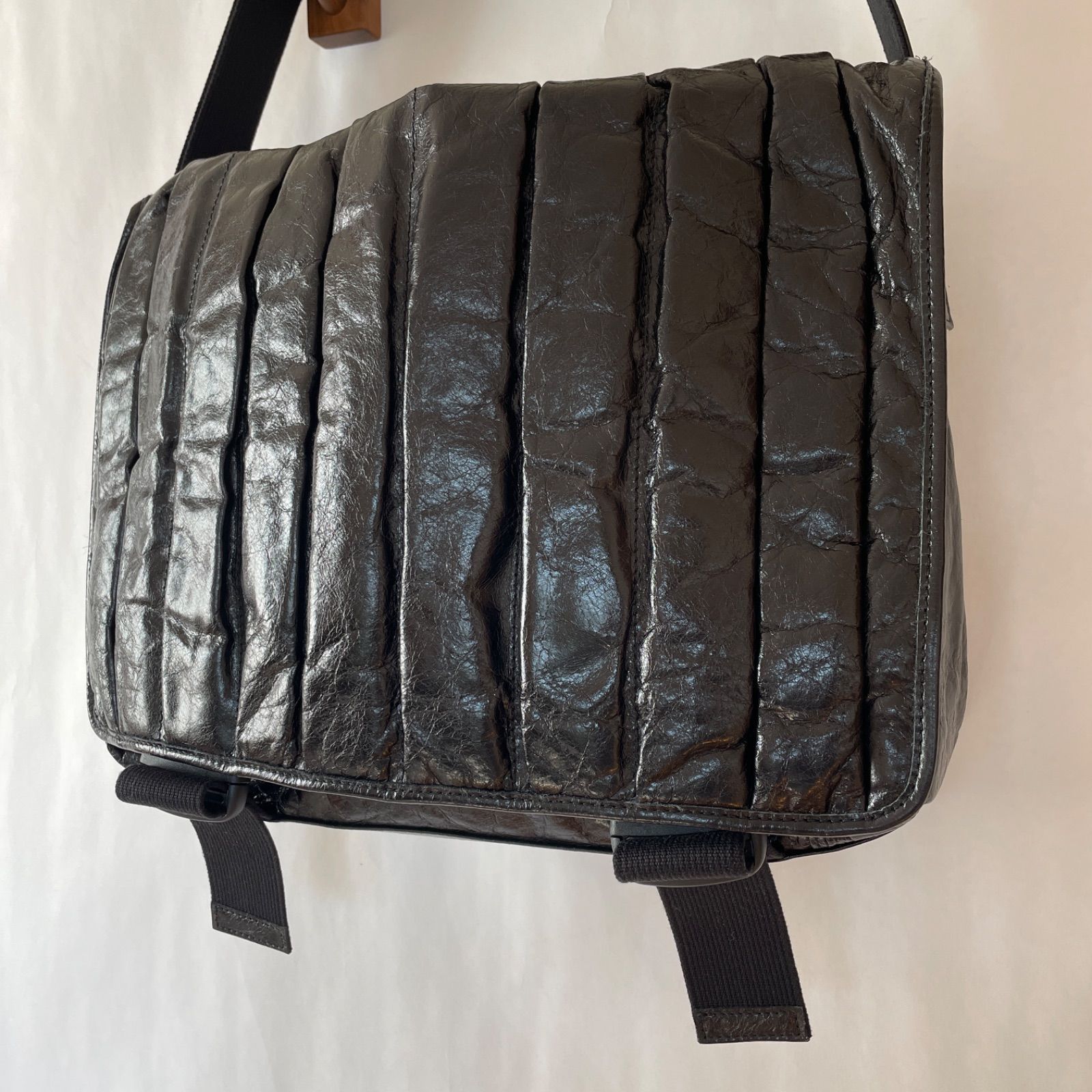 caress - remedy 軽量 シワ加工 本革 メッセンジャーバッグ 定価4.9万 ブラック ショルダーバッグ