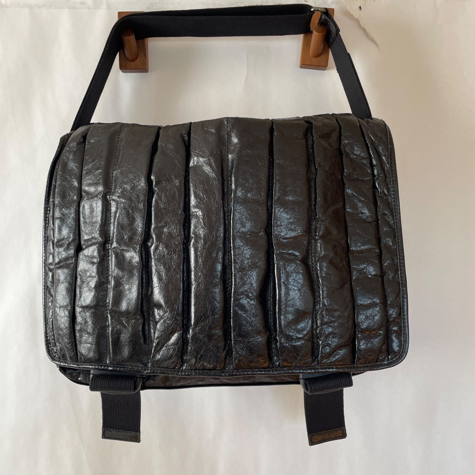 caress remedy 軽量 シワ加工 本革 メッセンジャーバッグ 定価4 9万 ブラック ショルダーバッグ