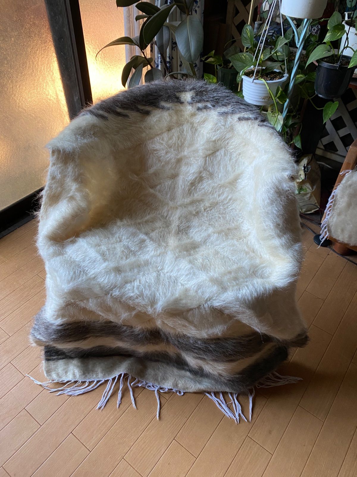 ヴィンテージシイルトバッタニイェ 古い時代の 上のアンゴラヤギのモヘアで織られた毛布 ミフラブ柄1点のみ初めてご紹介のグレーの山羊さんの毛とのコンビ ふわふわで軽いさすが最 モヘア100の贅沢な毛布 ギフトにも最適 当店トルコシイルトより直輸入卸売