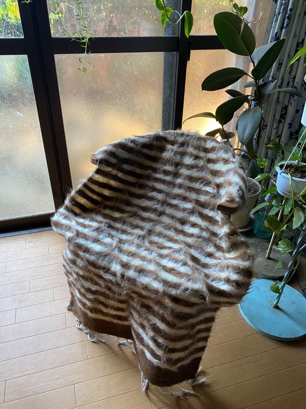 トルコシイルトのみで140年前から織られているアンゴラヤギのモヘアの毛布シイルトバッタニイェ 細いボーダーが上品なヴィンテージバッタニイェ 初めてご紹介一点のみお早めに ラグとしても 膝掛けや車にもあると四季を通じてとても便利 ふわふわ柔らかく軽いモヘア100